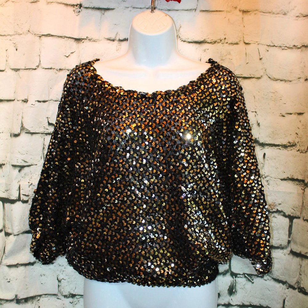 😲 Wowza! Turn heads in this vintage lined acrylic top w/sequins